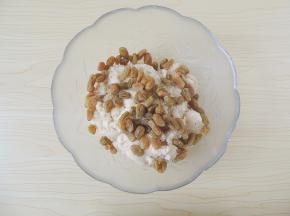 葡萄干用清水浸泡十分钟，然后用厨房纸巾擦干水分，放入面团中。