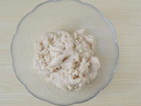 将所有食材揉捏均匀，直到看不见干粉的状态。