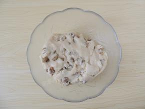 再次将葡萄干揉捏均匀。