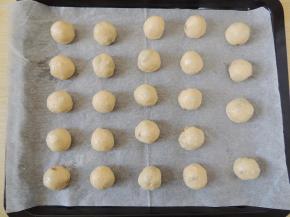 依次将所有的面团都做成小小的酥球，摆放到烤盘中。