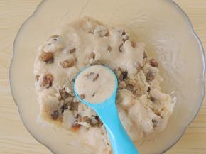 取一个15ml的量勺，挖一勺面团，压紧并去掉多余的面团，然后取出面团滚圆。