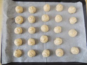 在面团表面放半颗熟花生仁。