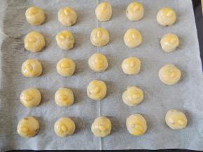 然后刷一层薄薄的蛋黄液。