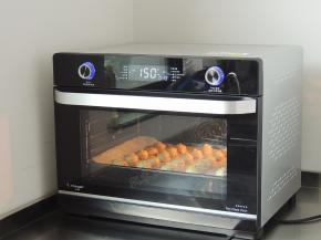 烤箱设置上下火温度150度，时间15分钟。预热完成以后将烤盘放入烤箱的中下层。