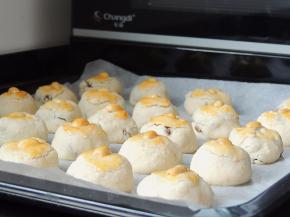 花生酥球完全冷却之后常温密封保存。