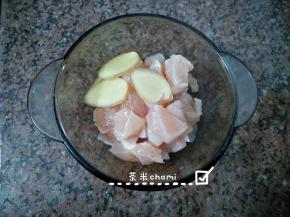 鸡胸肉切成丁。