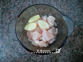 鸡胸肉切成丁。