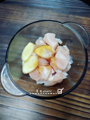 切三四片姜片，倒入鸡粉，料酒，胡椒粉，酱油和淀粉拌匀。腌制10分钟。