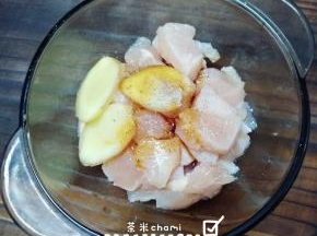 切三四片姜片，倒入鸡粉，料酒，胡椒粉，酱油和淀粉拌匀。腌制10分钟。