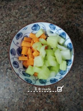 胡萝卜，西芹切丁。