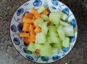 胡萝卜，西芹切丁。