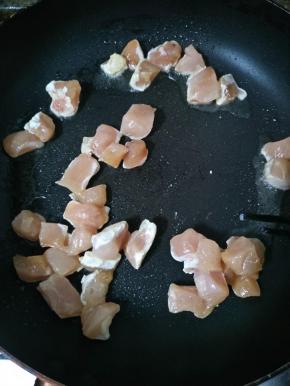 热锅凉油，倒入鸡丁，翻炒至变白色。