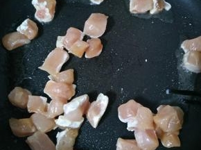 热锅凉油，倒入鸡丁，翻炒至变白色。