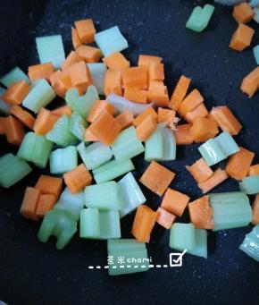 盛起鸡丁，原锅倒入胡萝卜西芹丁继续翻炒。