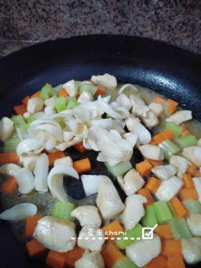  倒入百合和鸡丁，倒少许水继续翻炒，下少许盐巴调味，收汁后关火，滴几滴麻油，盛起。