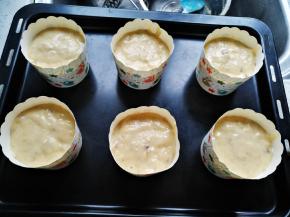 将面糊装入大号纸杯