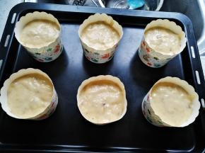 将面糊装入大号纸杯