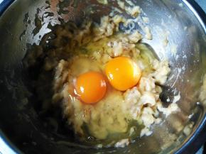 加入白糖和鸡蛋