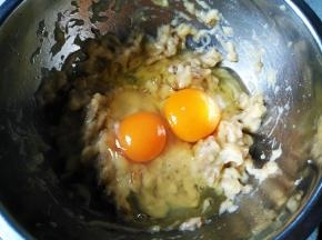 加入白糖和鸡蛋