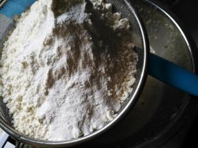 筛入低筋粉和泡打粉