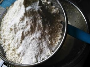 筛入低筋粉和泡打粉