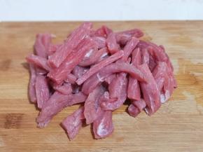 将里脊肉洗干净，切条！