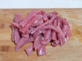 将里脊肉洗干净，切条！