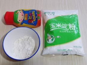 准备做面糊:面粉与玉米淀粉混合！