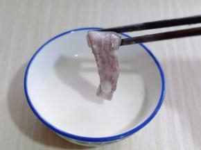 将腌制好的肉条沾满面糊。