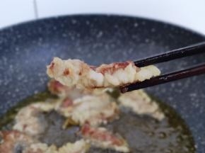 炸制面糊发白，表面金黄即可！捞出淋油！