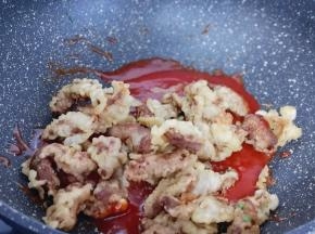 加入炸好的肉条。