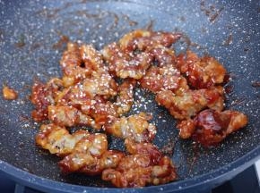 最肉撒上一把熟白芝麻翻炒均匀关火出锅！