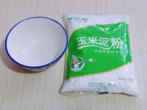 将玉米淀粉与面粉混合碗中，加入纯净水，水比例约1:1，调成面糊状态即可！