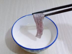 将腌制好的肉条放入面糊中，均匀裹上面糊。