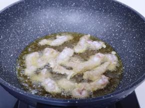 起油锅，油温8成时将裹满面糊的肉条放入油锅中。