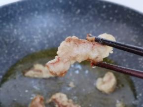 炸制发白，微黄夹出，依次做完，可以适当多放一些油！