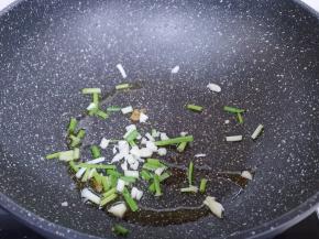 另起油锅，加入且好的葱蒜炒香。
