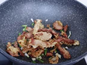 葱蒜炒香后加入炸好的肉条！