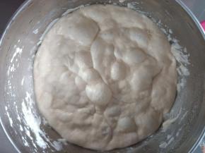 1. 首先制作波兰种，提前一天制作，将波兰种材料混合，放冰箱冷藏发酵一夜
 