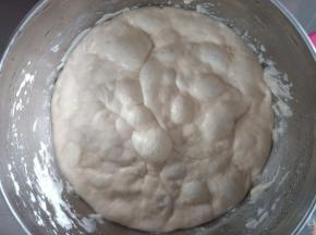 1. 首先制作波兰种，提前一天制作，将波兰种材料混合，放冰箱冷藏发酵一夜
 