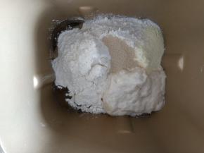 3.将主面团材料按顺序放入面包桶，将波兰种也一起放入 
