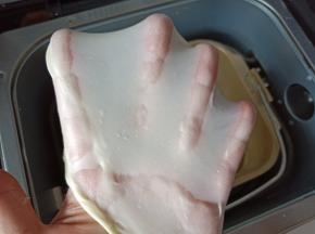 5.揉至可以拉出薄而韧的手套膜
