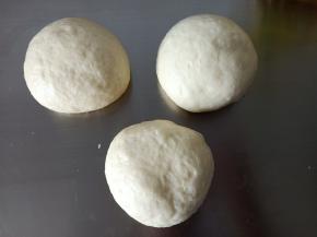 8.排气后平均分成3份，盖保鲜膜松弛20分钟
