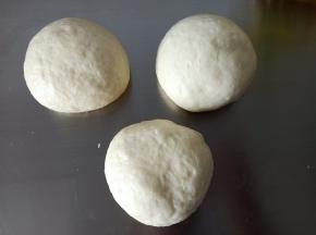 8.排气后平均分成3份，盖保鲜膜松弛20分钟
