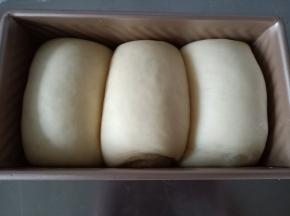 15.发酵至8.9分满，刷一层蛋液，放入预热好的烤箱，150度烤40分钟
