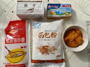 首先，准备材料，南瓜去皮上锅蒸熟压成泥备用。