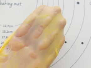 直到揉出这样有韧性的薄膜。