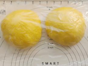 取出面团平均分成两份，揉圆盖保鲜膜松弛20分钟。