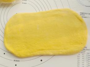 把面团擀成长方形，擀的时候不要特别用力。