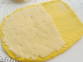 把椰蓉馅均匀的平铺在擀好的面饼上，铺三分之二。